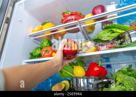 Ampia scelta di frutta e verdura fresca all'interno di un moderno frigorifero Foto Stock