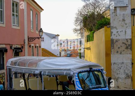 Lisbona, Portogallo - 15 gennaio 2025 - Vista della città vecchia e stradine strette nel centro di Lisbona, Portogallo Foto Stock