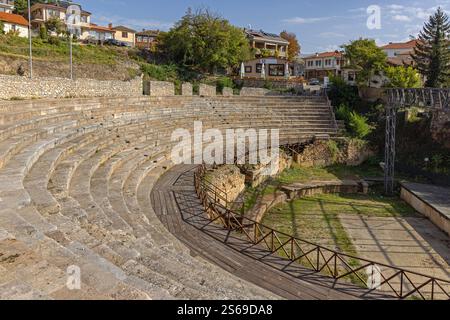 Ohrid, Macedonia del Nord - 23 ottobre 2023: Antico teatro macedone di Ohrid Anfiteatro greco classico all'aperto. Foto Stock