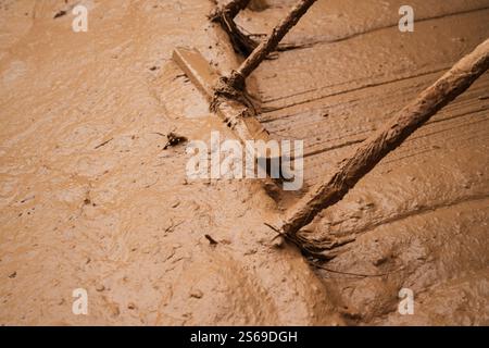 Le spazzole spazzatrici rifiniscono i dettagli mentre si spazza il fango dalle strade durante le inondazioni DANA dopo le inondazioni. Massanassa, Spagna. Foto Stock