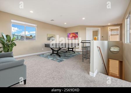 Prescott, Arizona - 13 agosto 2024: Sala giochi con tavolo da biliardo Foto Stock