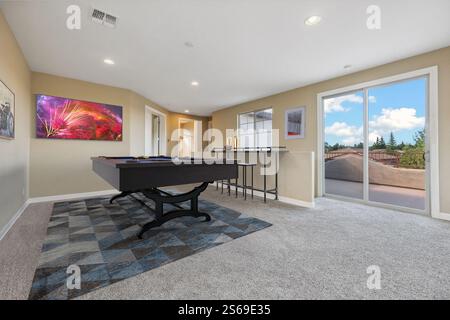 Prescott, Arizona - 13 agosto 2024: Sala giochi con tavolo da biliardo Foto Stock