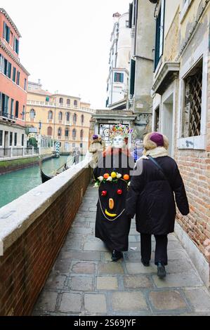 VENEZIA, ITALIA - 14 FEBBRAIO 2015: Donna non identificata che indossa un costume con faccia divertente fatta di frutta e verdura. Foto Stock