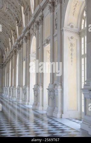 Venaria reale, Italia - 16 luglio 2023: Galleria di lusso prospettiva, marmo decorativo, interno, nessuno, Palazzo reale. Destinazione di viaggio in Italia. Foto Stock
