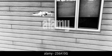 All'interno di un canale di drenaggio circolare in calcestruzzo con un triclo d'acqua Foto Stock