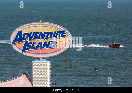 Essex, Regno Unito - 28 luglio 2024: Un cartello per il parco divertimenti Adventure Island a Southend-on-Sea, Essex, Regno Unito. Foto Stock