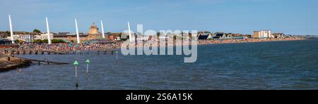 Essex, Regno Unito - 28 luglio 2024: Vista panoramica dal molo Southend della spiaggia e del Kursaal a Southend-on-Sea, Essex. Foto Stock