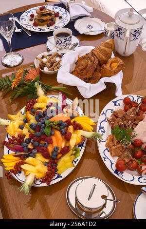 Bella esposizione di elegante colazione a buffet con frutta e dolci Foto Stock