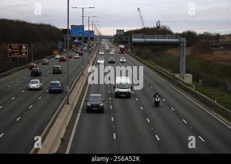 Traffico in rapido movimento sull'autostrada M4 nei pressi di Slough Foto Stock
