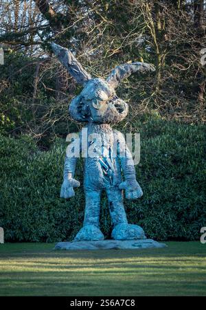 Coniglietto eroso di bronzo di Daniel Arsham in mostra allo Yorkshire Sculpture Park. West Yorkshire Regno Unito Foto Stock
