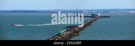 Essex, Regno Unito - 28 luglio 2024: Vista panoramica dello storico Southend Pier a Southend-on-Sea, Essex, Regno Unito. Con un'estensione di oltre 1,3 km, è il più lungo p Foto Stock