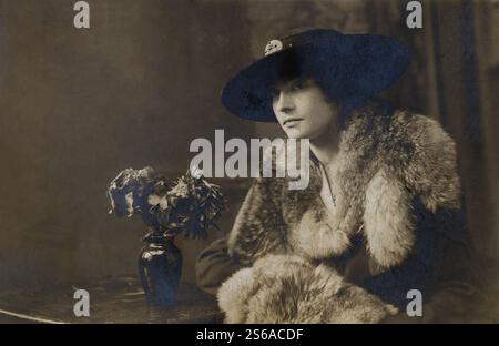 Una donna elegante in uno studio. Foto Stock