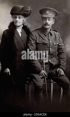 Soldato britannico della prima guerra mondiale e sua moglie in uno studio fotografico. Foto Stock