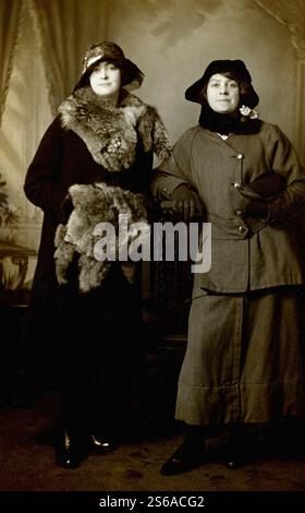 Due donne eleganti in uno studio britannico Foto Stock