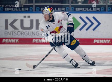 Les Lancaster (EHC Red Bull Muenchen, #74). GER, Augsburger Panther vs. EHC Red Bull Muenchen, Eishockey, DEL, 37. Spieltag, Saison 2024/2025, 16.01.2025. Foto: Eibner-Pressefoto/Heike Feiner Foto Stock