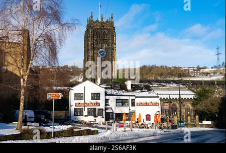 The Ring'o Bells Pub e Halifax Minster Church, Church Road, Halifax, West Yorkshire. Nella foto di gennaio 2025. Foto Stock