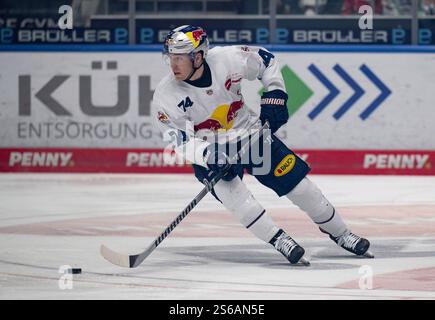 Augusta, Germania. 16 gennaio 2025. Les Lancaster (EHC Red Bull Muenchen, #74). GER, Augsburger Panther vs. EHC Red Bull Muenchen, Eishockey, DEL, 37. Spieltag, Saison 2024/2025, 16.01.2025. Foto: Eibner-Pressefoto/Heike Feiner credito: dpa/Alamy Live News Foto Stock