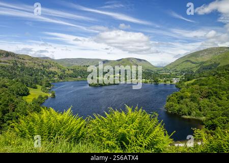 Lake District, Cumbria, Inghilterra, Regno Unito - Lago di Grasmere sotto un cielo blu in estate Foto Stock