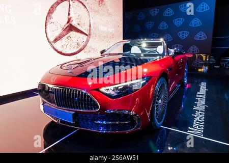 Mercedes-Maybach SL 680 Monogram Series (2026) al Motor Show di Bruxelles. Bruxelles, Belgio - 10 gennaio 2025. Foto Stock