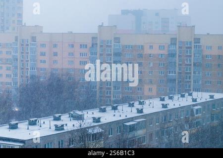 Forte nevicata nella tipica città dell'europa orientale Foto Stock