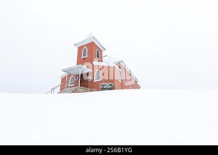 Chiesa con un angolo di neve basso Foto Stock
