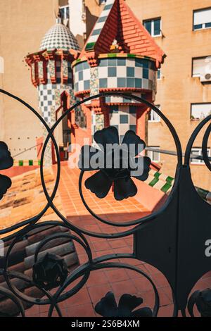 Primo piano del fiore di metallo sul tetto di Casa Vincens, un esempio sorprendente della fusione di forme ispirate alla natura e materiali industriali di Gaudí. Foto Stock