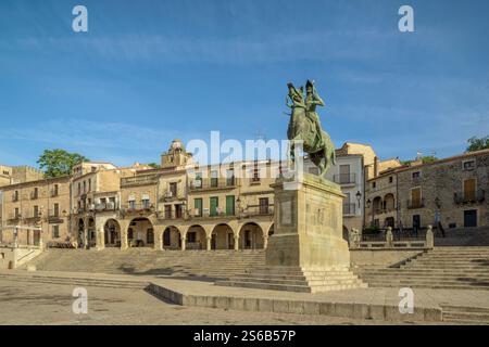 Vista panoramica della piazza principale con la statua di Francisco de Pizarro, conquistatore del Perù nella città di Trujillo, Caceres, Estremadura, Spagna. Foto Stock