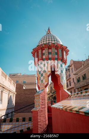 Vista del tetto di Casa Vincens, con una suggestiva torre piastrellata che mostra il primo stile modernista di Gaudí. Foto Stock