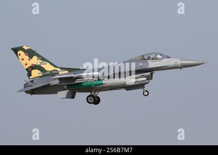 Lockheed Martin F-16C blocco 40 dal 31st Fighter Wing atterrando a RAF Mildenhall, Suffolk, Regno Unito per la prossima esercitazione Cobra Warrior. Foto Stock
