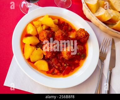 Polpette di albondigas con salsa vegetale e contorno di patate Foto Stock