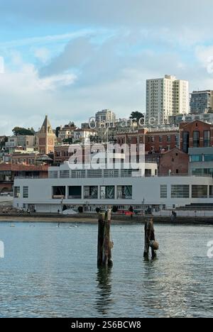 1922 stile Art Deco 1939 Aquatic Park Bathhouse sulla spiaggia di Aquatic Cove con paesaggio urbano alle spalle - San Francisco California, novembre 2009 Foto Stock