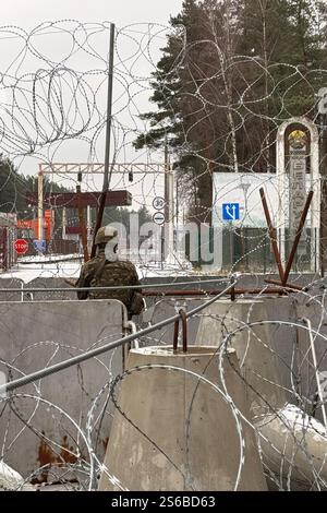 Polowce, Polonia. 16 gennaio 2025. Un soldato polacco fa la guardia a un passaggio verso il confine con la Bielorussia, che è stato chiuso nel 2023 per motivi di sicurezza. Crediti: Ansgar Haase/dpa/Alamy Live News Foto Stock