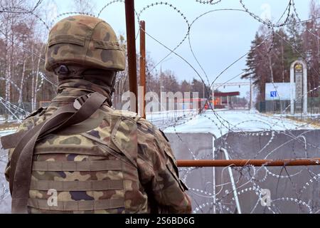 Polowce, Polonia. 16 gennaio 2025. Un soldato polacco fa la guardia a un passaggio verso il confine con la Bielorussia, che è stato chiuso nel 2023 per motivi di sicurezza. Crediti: Ansgar Haase/dpa/Alamy Live News Foto Stock