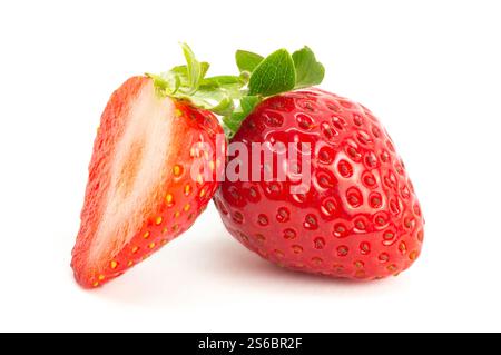 Fragola intera e mezza isolata su sfondo bianco, frutta estiva da giardino, fragole, spazio copia ( Fragaria ) Foto Stock