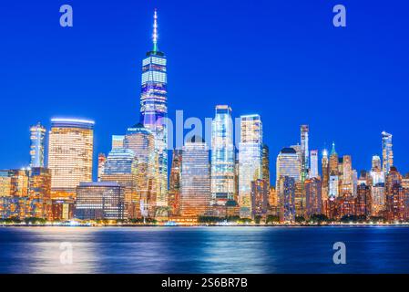 New York, Stati Uniti. Uno splendido panorama notturno di New York e Manhattan, con grattacieli scintillanti e vivaci luci della città. Foto Stock