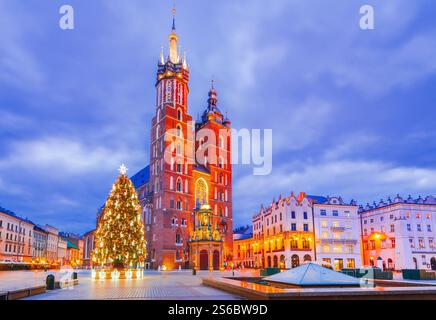 Cracovia, Polonia. Luci scintillanti e albero di Natale, una magica atmosfera invernale in Piazza Ryenek, Cracovia. Foto Stock