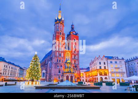 Cracovia, Polonia. Mercato di Natale di Ryenek Square con luci scintillanti, una magica atmosfera invernale. Foto Stock