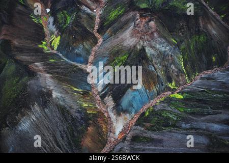 Vista aerea di una vibrante area geotermica in Islanda, con depositi minerali colorati, sfiati fumanti e un surreale paesaggio vulcanico Foto Stock