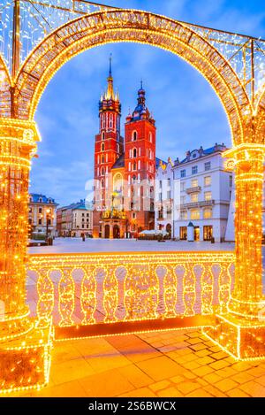 Cracovia, Polonia. Mercato di Natale di Ryenek Square con luci scintillanti, una magica atmosfera invernale. Foto Stock