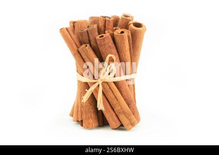 Bastoncini di cannella isolati su sfondo bianco, spezie sane, (Cinnamomum) Foto Stock