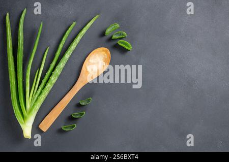 Primo piano del gel di aloe vera. Foglie di piante di Aloe vera a fette e gel con cucchiaio di legno , ingredienti cosmetici biologici naturali per pelli sensibili Foto Stock