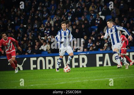 Donostia / San Sebastián, Gipuzkoa, Spagna - 16 gennaio 2025: Martín Zubimendi dribbling il pallone nella partita Real Sociedad vs Rayo Vallecano, parte della Copa del Rey spagnola, tenutasi allo Stadio reale Arena. Crediti: Rubén Gil/Alamy Live News. Foto Stock