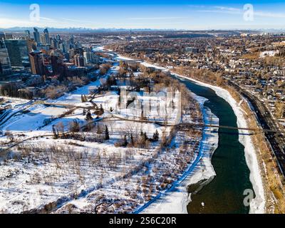 Vista dello skyline della città con vista sul Princess Island Park con pattinatori sul ghiaccio durante l'inverno e quartieri lontani. Foto Stock