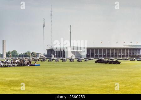 Berlino, Germania. 24 maggio 1985. Folle e militari si radunano fuori dallo Stadio Olimpico di Berlino in attesa dell'arrivo della regina Elisabetta II. Il monarca britannico, il principe Filippo e il principe Edoardo sono in visita di stato in Germania. La visita reale a Berlino arriva in un momento in cui la Germania è ancora un paese diviso durante la Guerra fredda. Foto Stock