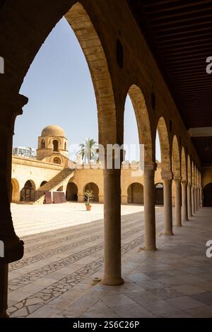 Grande moschea nella medina medievale di Sousse, Tunisia, Africa. Cortile pittoresco e scale. Vecchie mura e archi Foto Stock