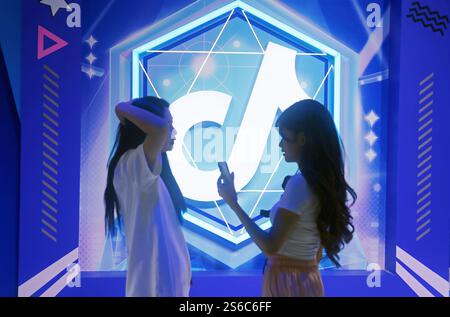 Ancore femminili allo stand di TikTok a ChinaJoy, a Shanghai, Cina, 26 luglio 2024. Foto Stock