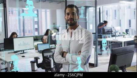 Immagine di foto biometriche ed elaborazione dei dati su un uomo d'affari birazziale in ufficio Foto Stock