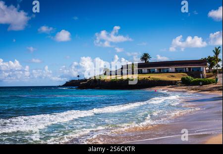 St. Croix, USVI USA - 28 marzo 2018: La spiaggia privata del Buccaneer Hotel offre sabbia bianca, acque turchesi cristalline e angoli appartati. Foto Stock