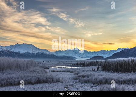 Alba sul ghiacciaio Knik e sulle montagne Chugach nell'Alaska centro-meridionale. Foto Stock