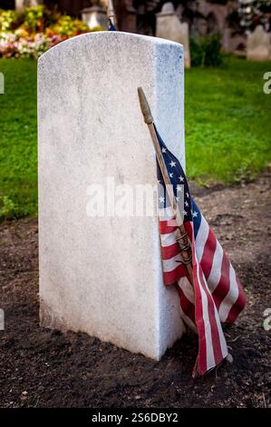 Momento toccante catturato nella chiesa di St. Paul vicino al 9/11 Memorial, una lapide con la bandiera degli Stati Uniti, che simboleggia il ricordo, il sacrificio e la resilienza/ Foto Stock